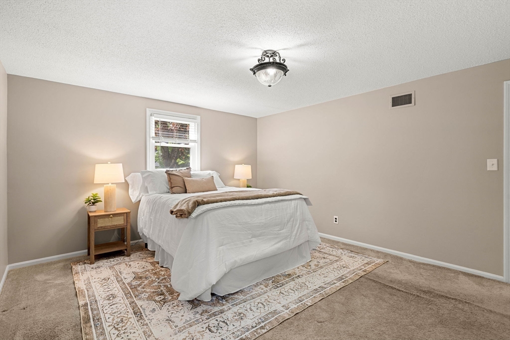 35 Freeport Dr, Burlington, MA Photo #15