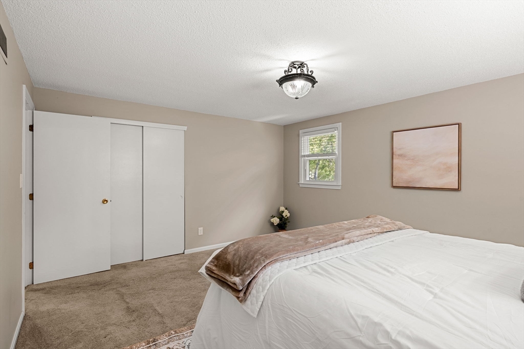 35 Freeport Dr, Burlington, MA Photo #16