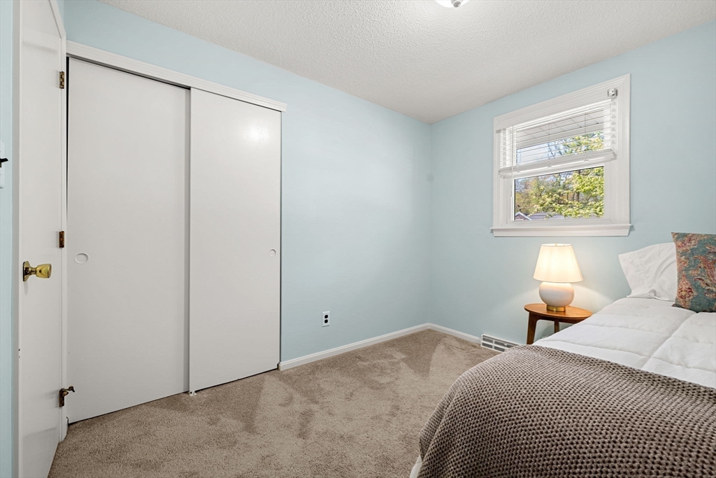 35 Freeport Dr, Burlington, MA Photo #22