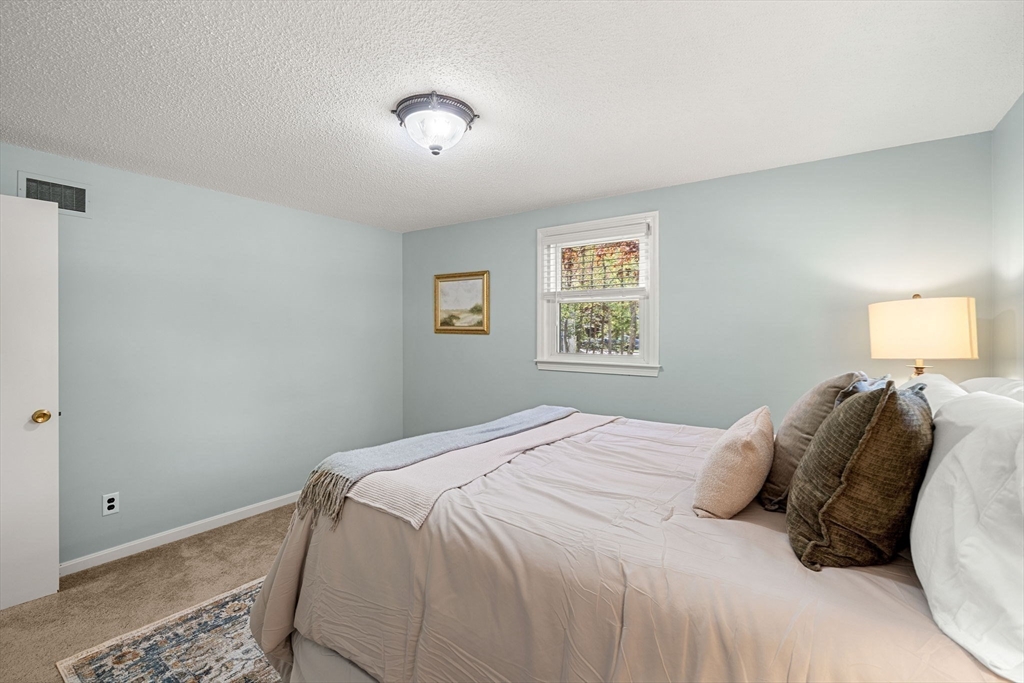 35 Freeport Dr, Burlington, MA Photo #19