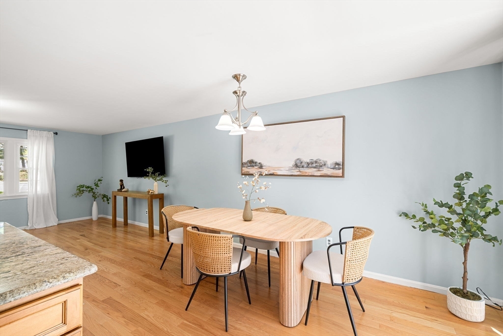 35 Freeport Dr, Burlington, MA Photo #9