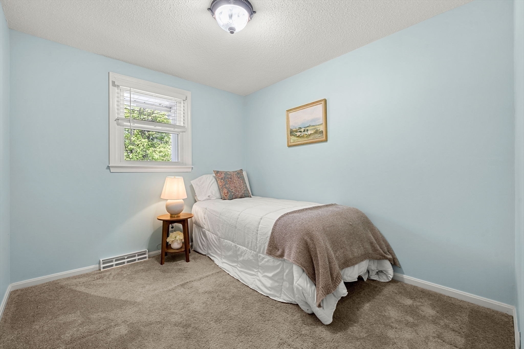 35 Freeport Dr, Burlington, MA Photo #21