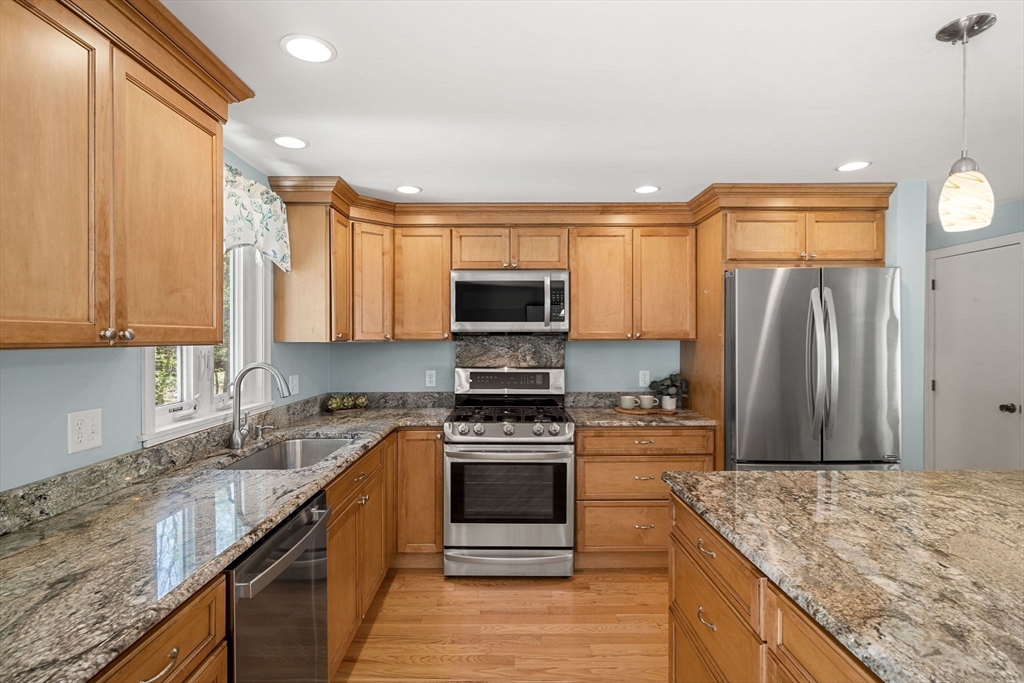 35 Freeport Dr, Burlington, MA Photo #7