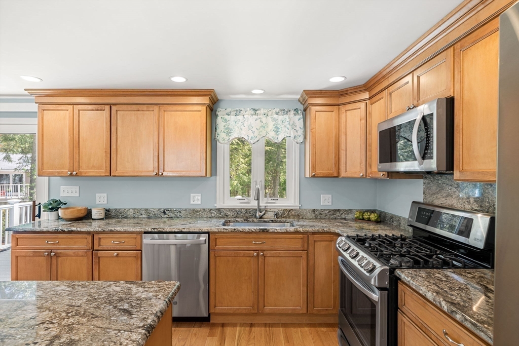 35 Freeport Dr, Burlington, MA Photo #8