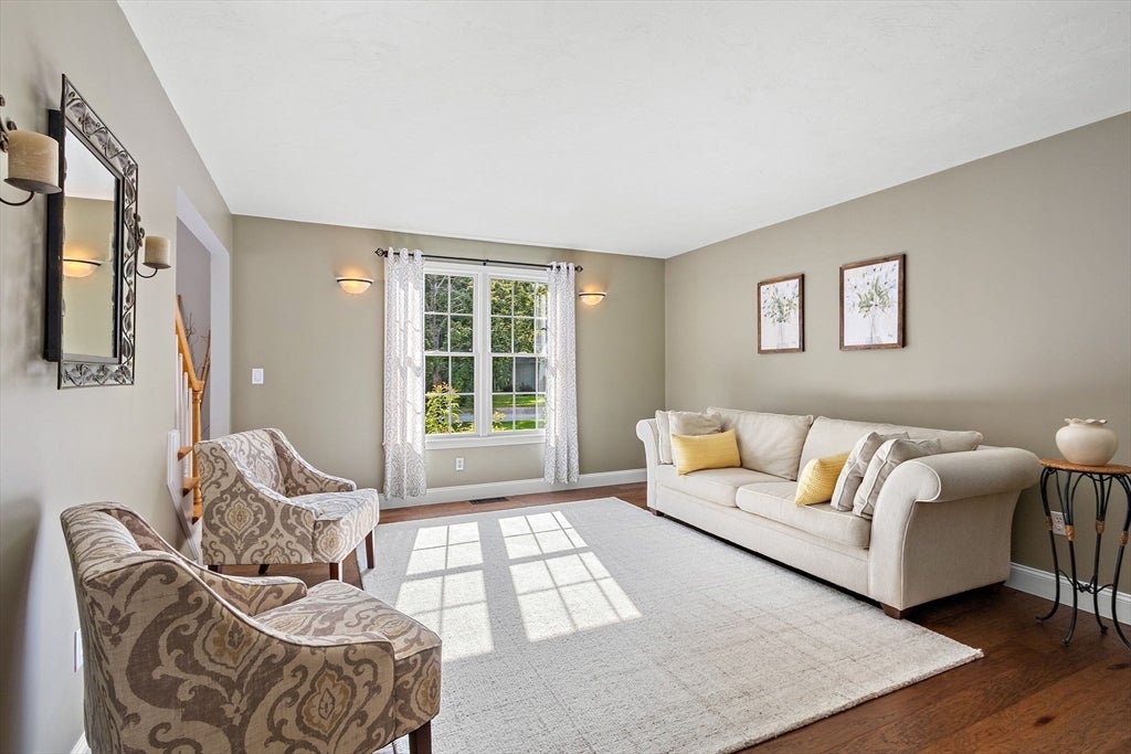 9 Douglas Dr, Mansfield, MA Photo #5