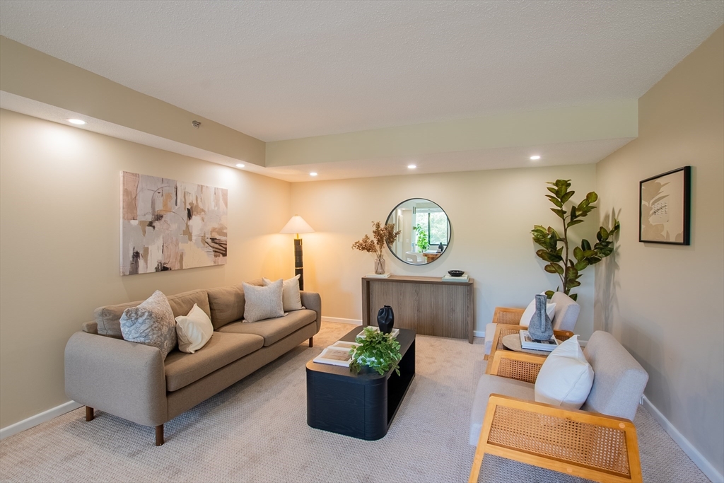 250 Hammond Pond Pkwy 306N