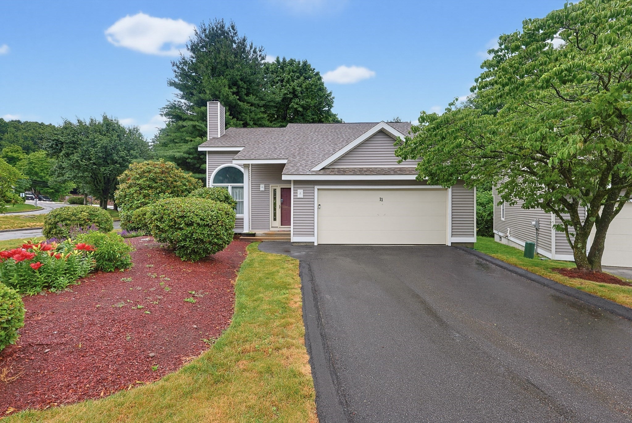 Photo of 11 Weatherstone Dr, Worcester, MA