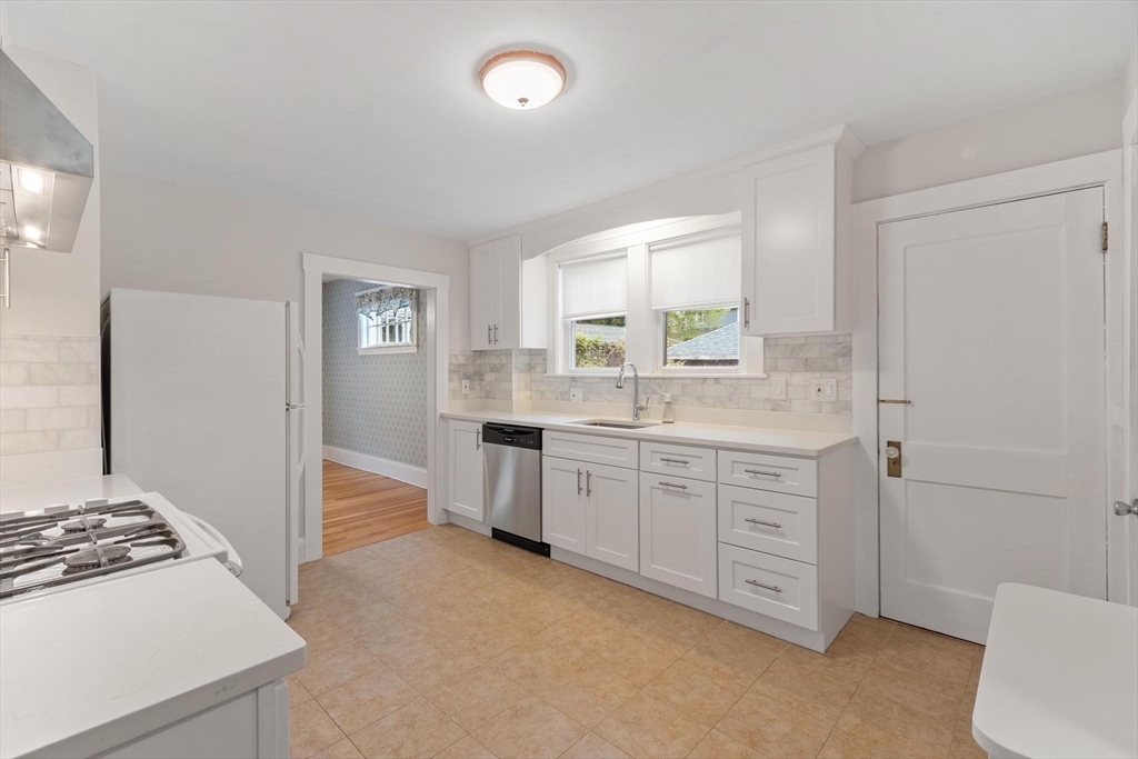 76 Lynde Ave 76
