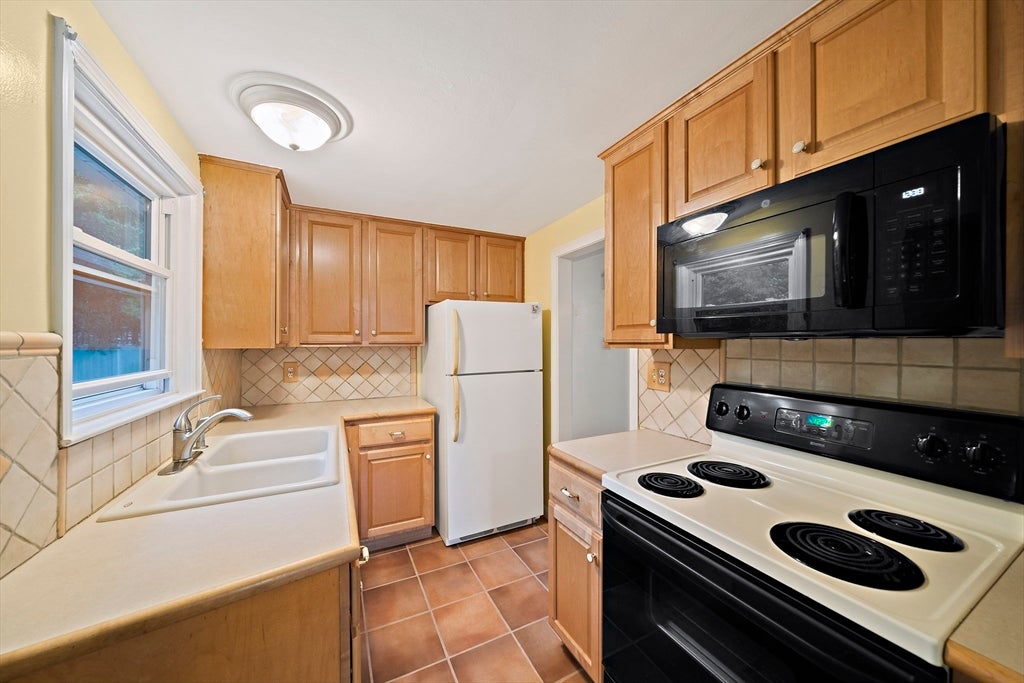 38 Roseen Rd, Holbrook, MA, 38 Roseen Rd, Holbrook, MA Photo #8
