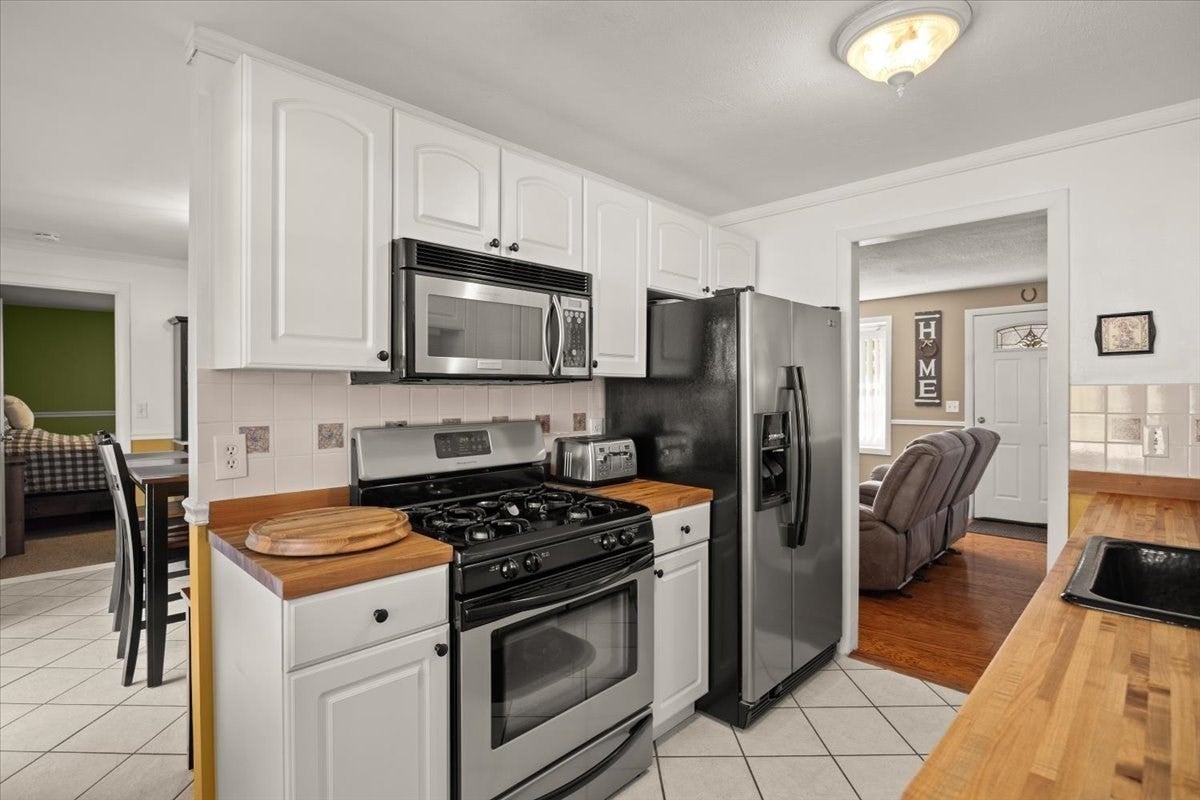 90 Smoke Rise Cir, Swansea, MA Photo #12