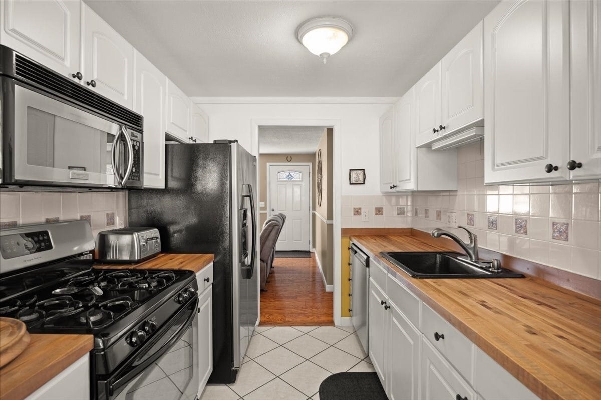 90 Smoke Rise Cir, Swansea, MA Photo #11