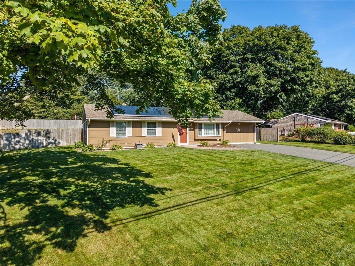 90 Smoke Rise Cir, Swansea, MA Photo #2
