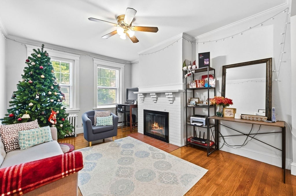 Click for 36 Linnaean St #2, Cambridge, MA slideshow