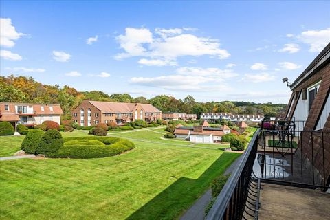 Photo of 26 Williamsburg Ct #22, Shrewsbury, MA 01545 (MLS # 73441834)