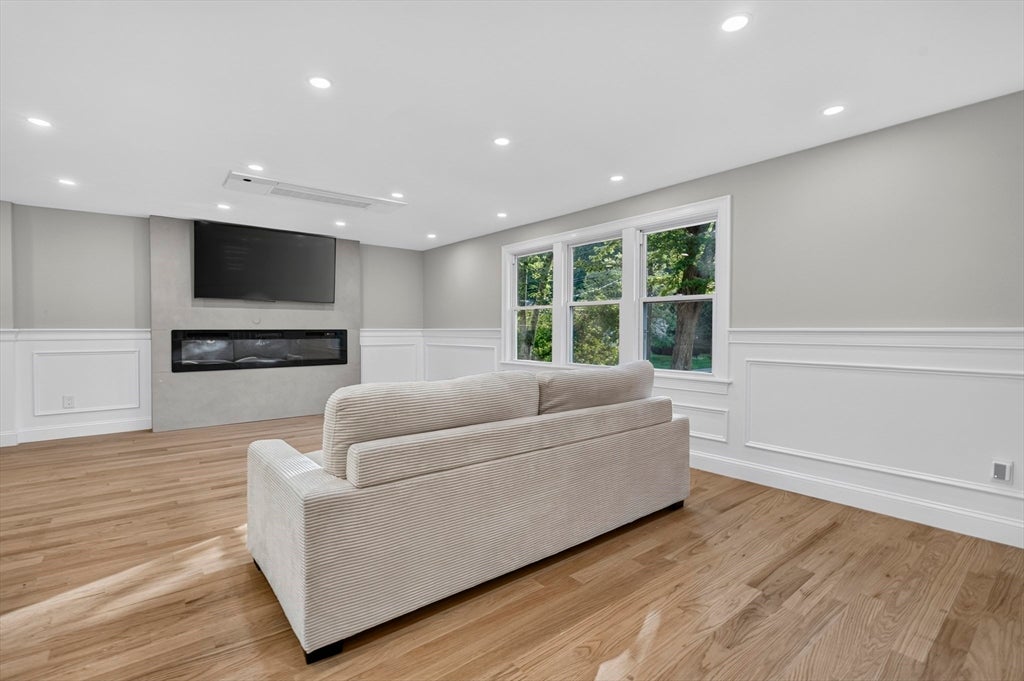 14 Travis Dr
