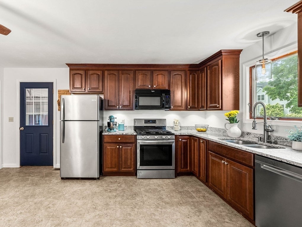 21 Chester St, Amesbury, MA, 21 Chester St, Amesbury, MA Photo #4