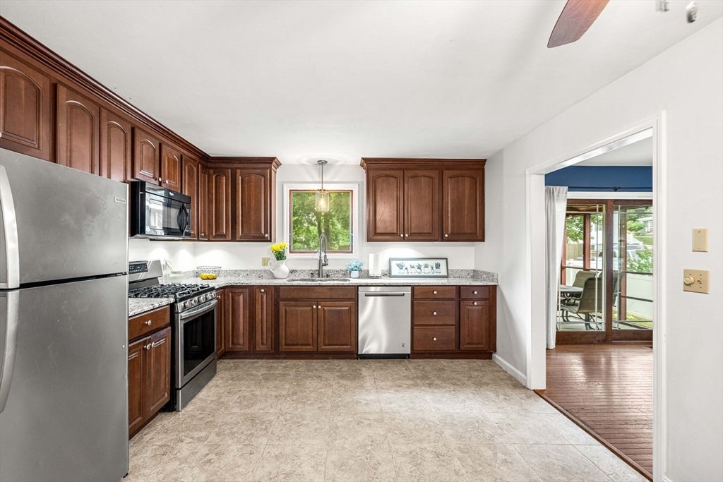 21 Chester St, Amesbury, MA, 21 Chester St, Amesbury, MA Photo #2