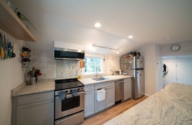 6 Railroad Avenue B