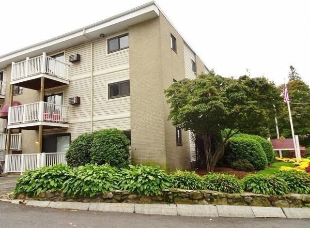 37 Hosmer St 10
