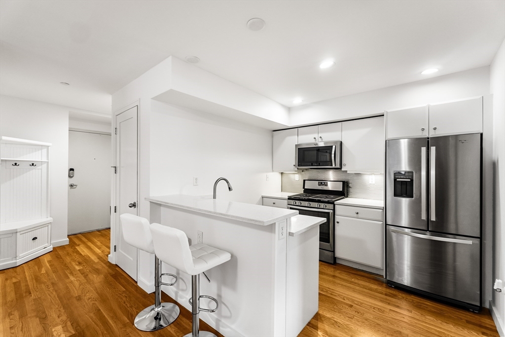 Click for 125 B St #1D, Boston, MA slideshow Click for 125 B St #1D, Boston, MA slideshow