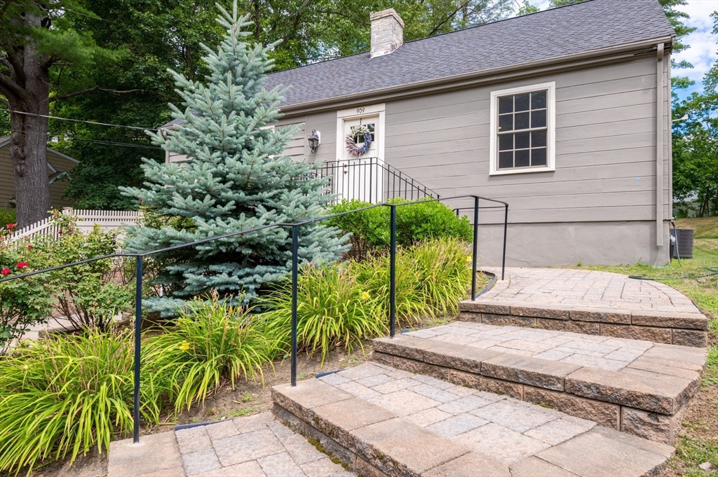 909 Main St