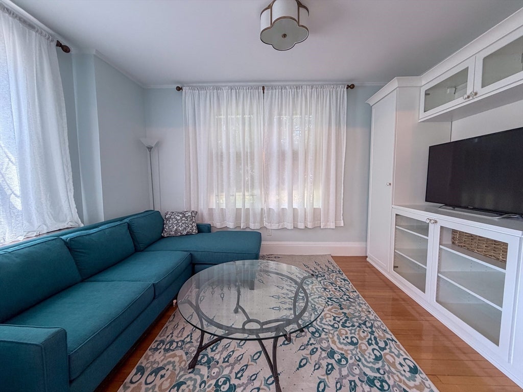 569 Franklin St 6