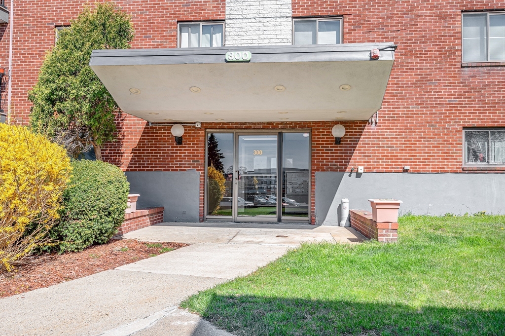 300 Governors Dr 21