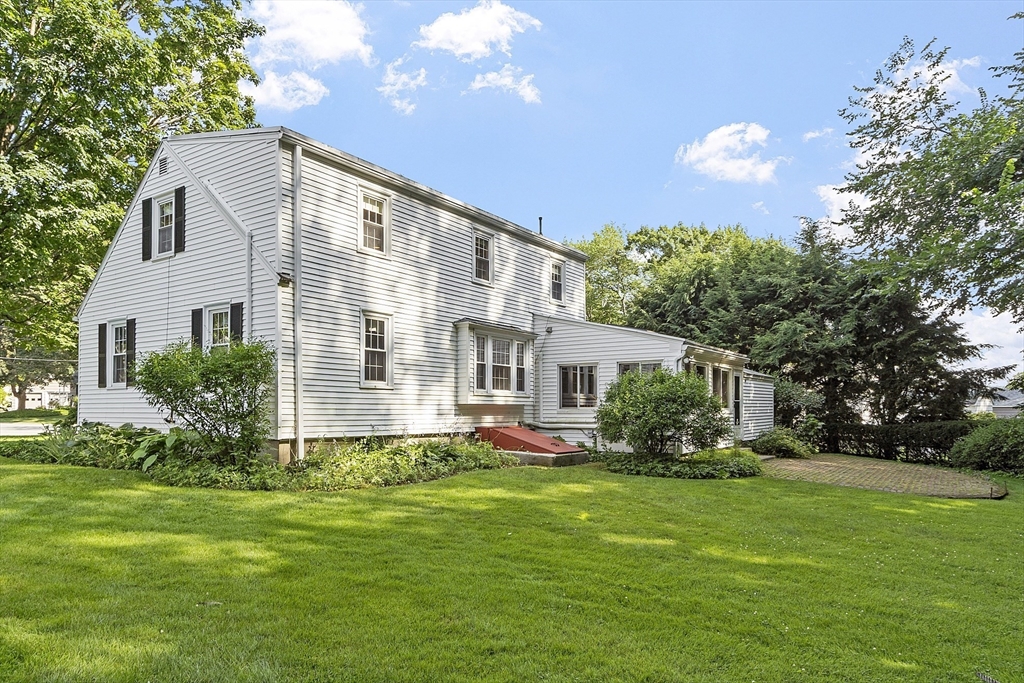 22 Lincoln Circle West