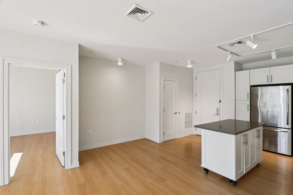 77 New ST 102-H, Cambridge, MA, 77 New ST 102-H, Cambridge, MA Photo #4