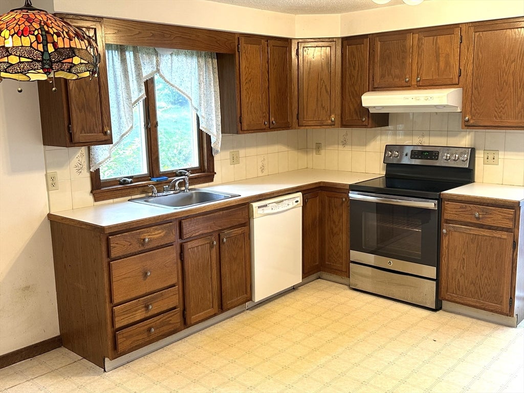8 Deep Wood Dr, Sandwich, MA Photo #10