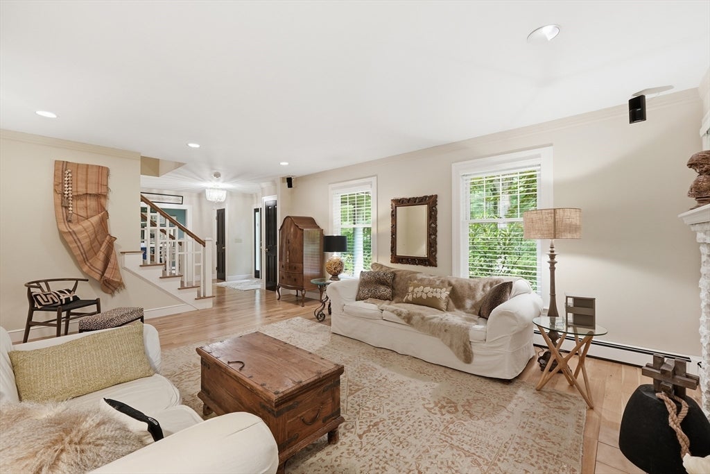 18 Village Green Ln