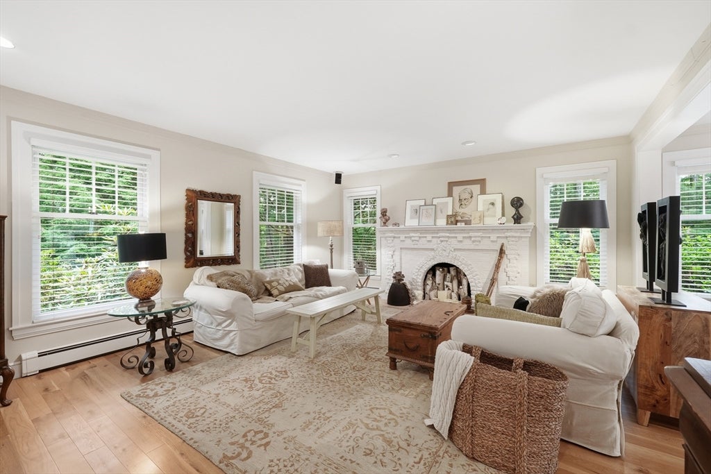 18 Village Green Ln