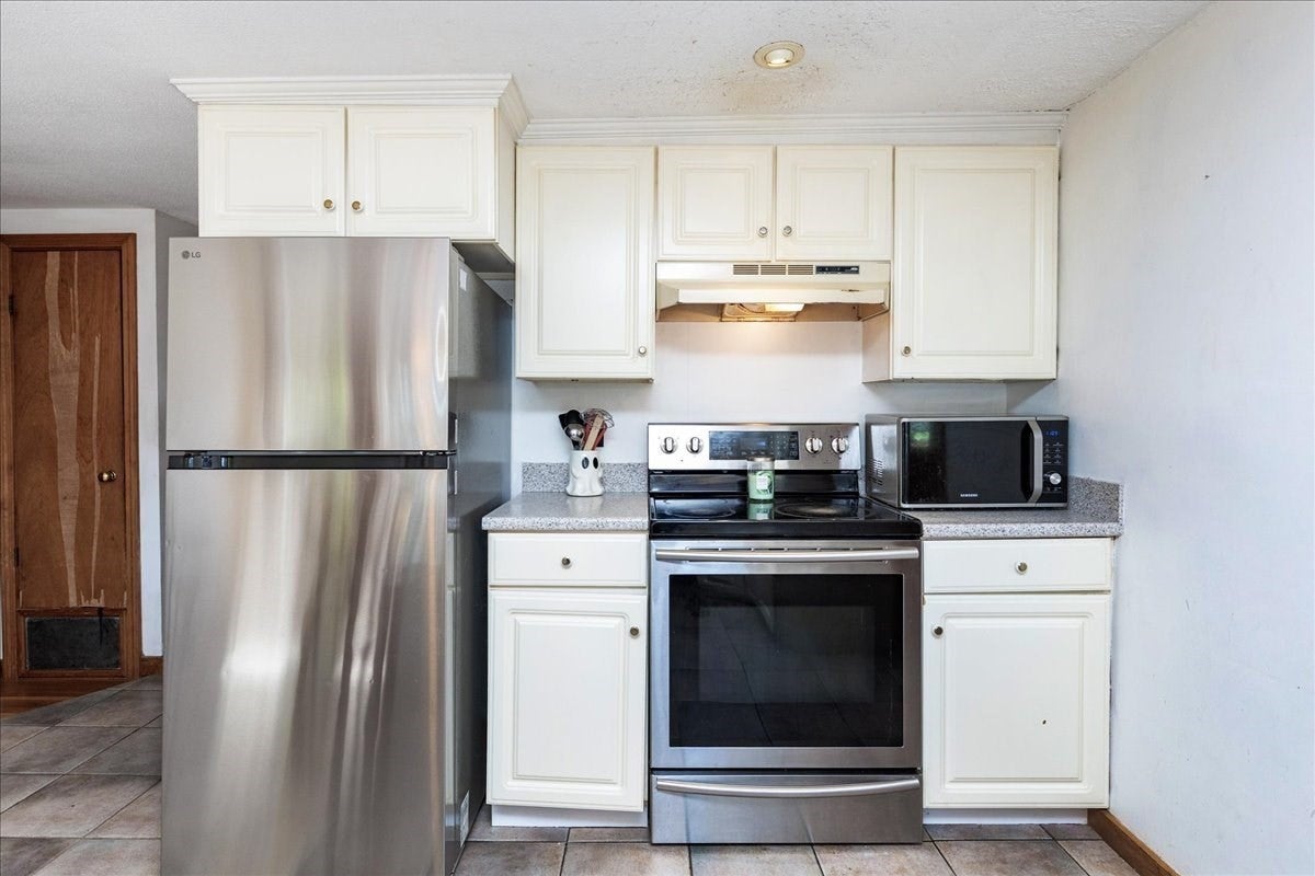 43 Crestwood Cir, Lawrence, MA Photo #4