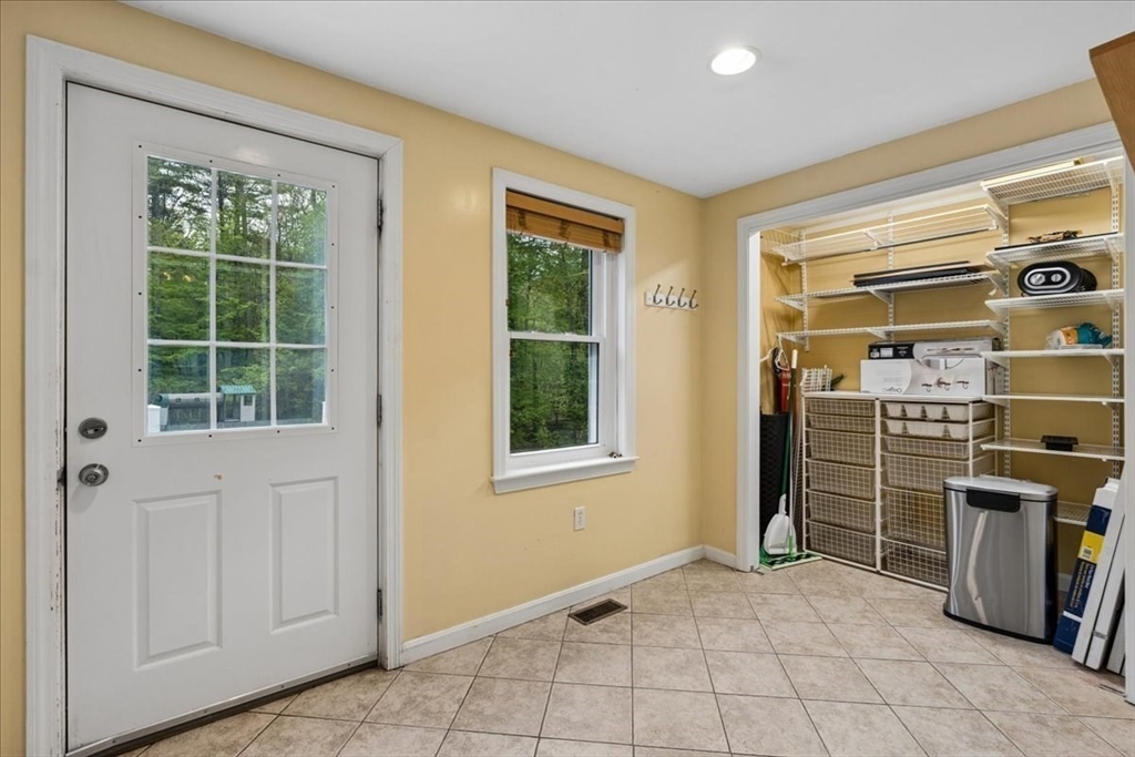 9 Robinhood Road, Tyngsborough, MA Photo #12