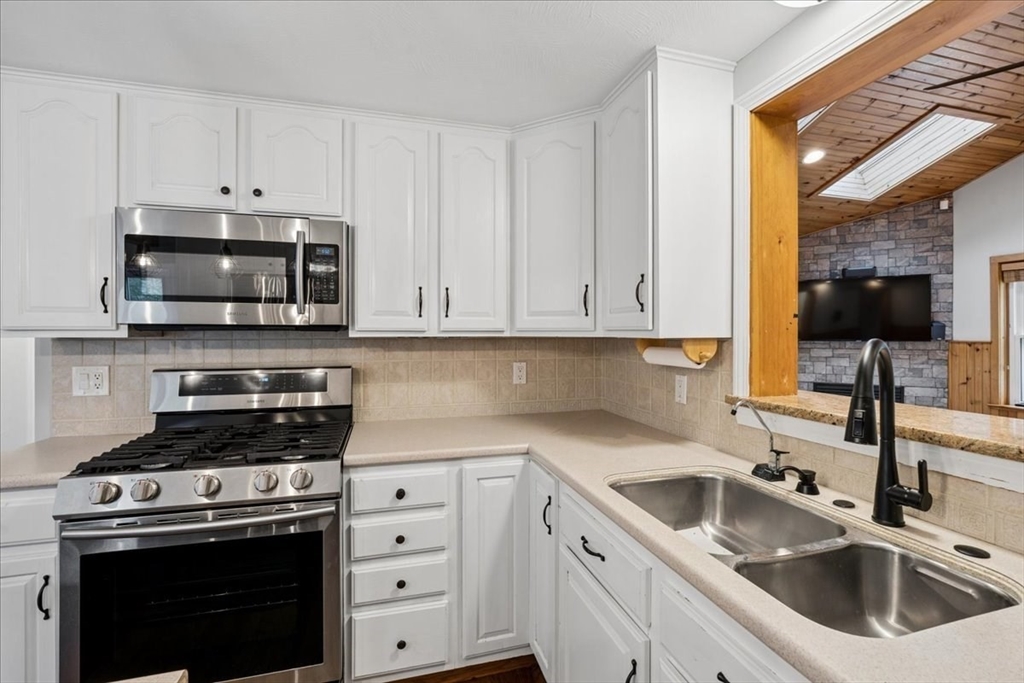 9 Robinhood Road, Tyngsborough, MA Photo #8