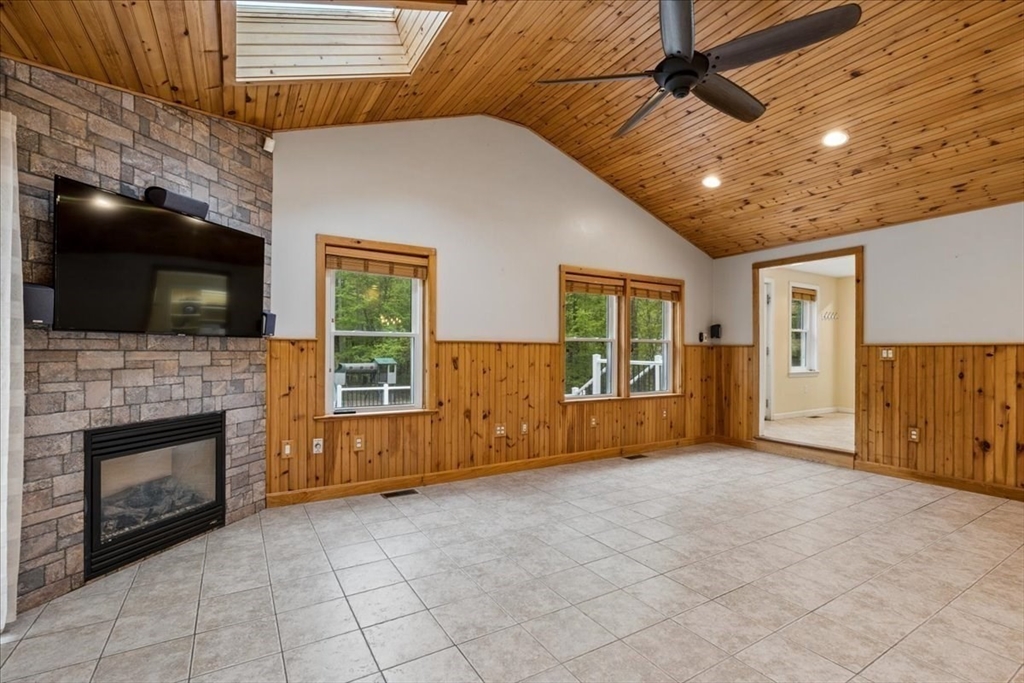 9 Robinhood Road, Tyngsborough, MA Photo #11