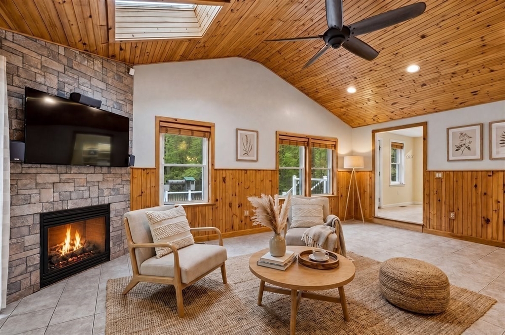9 Robinhood Road, Tyngsborough, MA Photo #10