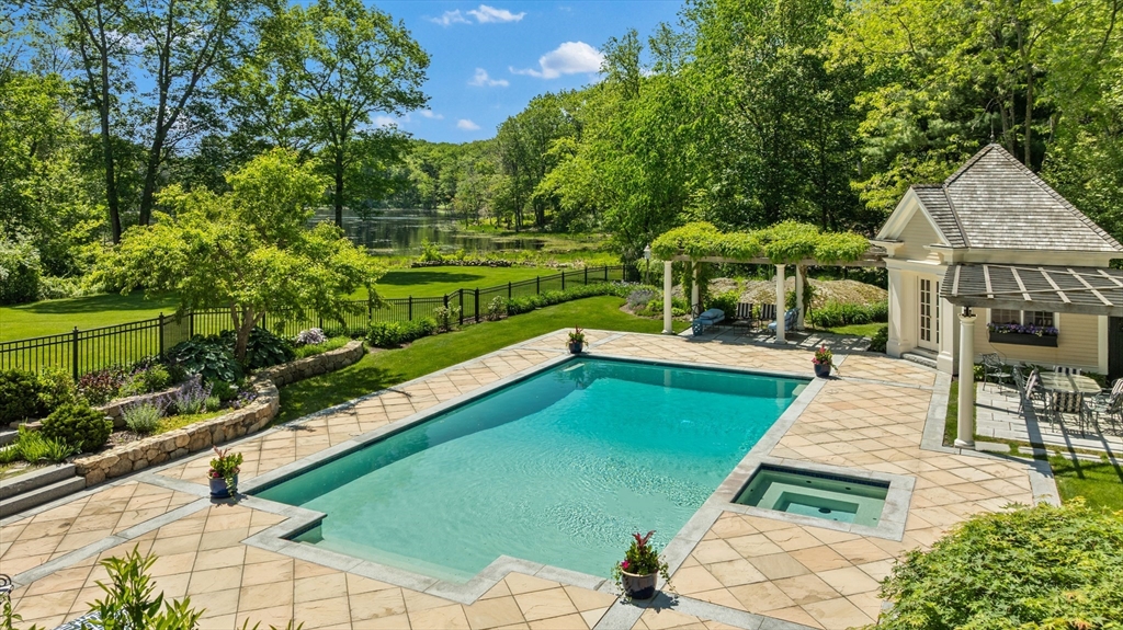 26 Longmeadow Dr