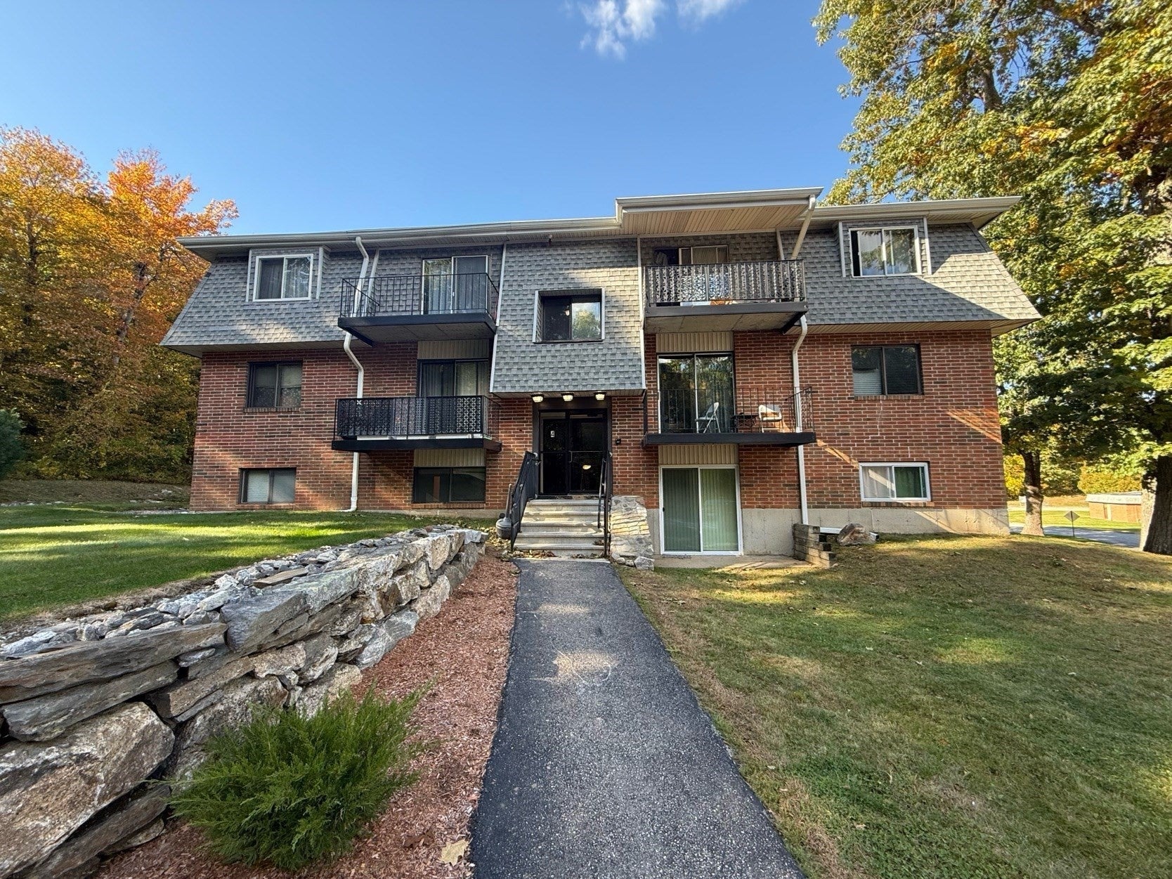 Photo of 176 Maple Ave, Rutland, MA
