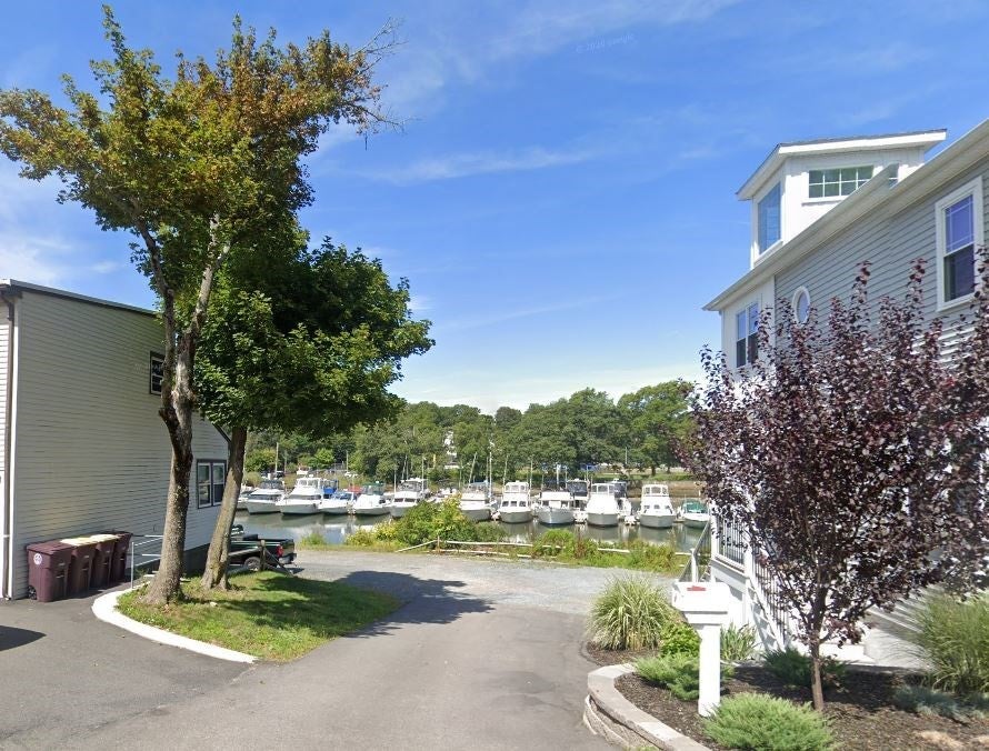 Click for 186 Commercial St #1, Weymouth, MA slideshow