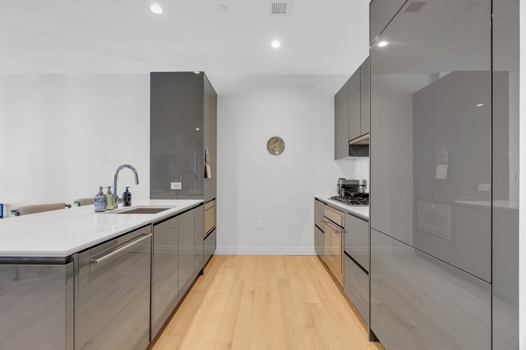 135 Seaport Blvd 1901