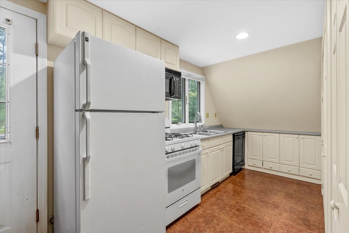 331 Mountain St, Sharon, MA, 331 Mountain St, Sharon, MA Photo #34