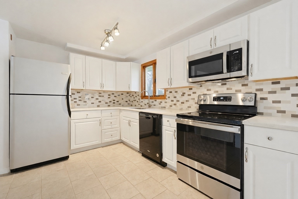 39 Marion St, Holbrook, MA Photo #3