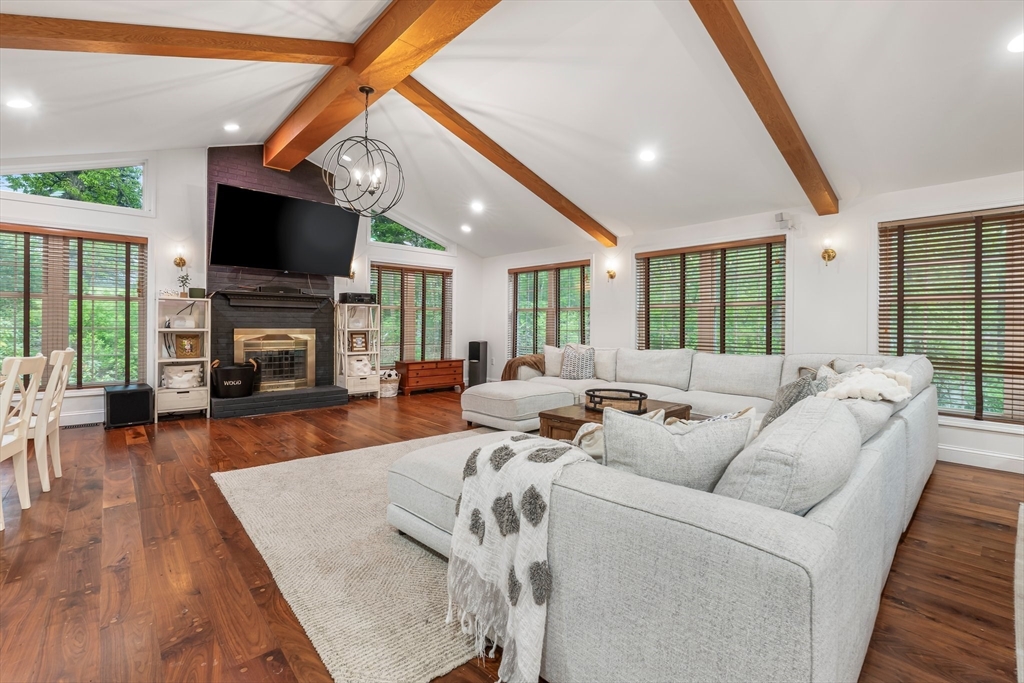 4 Rockwood Ln