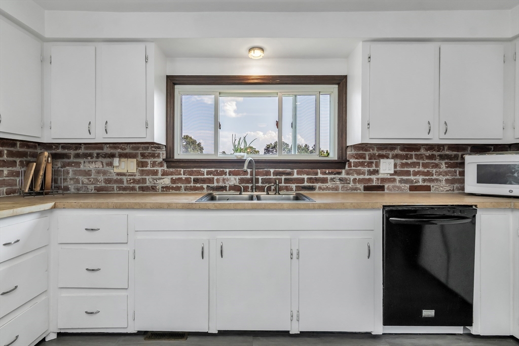 Lowell, Massachusetts 01854, United States, 4 Bedrooms Bedrooms, ,2 BathroomsBathrooms,Residential,Active,171850