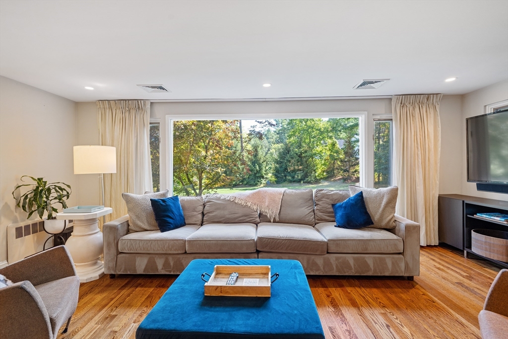 Dover, Massachusetts 02030, United States, 4 Bedrooms Bedrooms, ,4 BathroomsBathrooms,Residential,Pending,212433