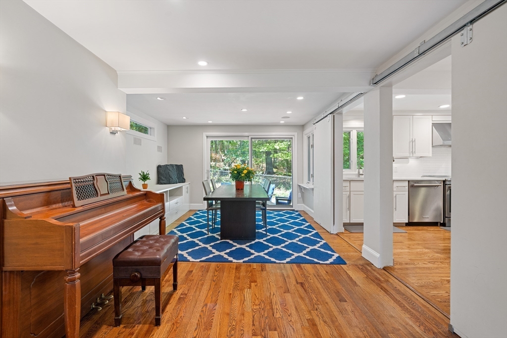 Dover, Massachusetts 02030, United States, 4 Bedrooms Bedrooms, ,4 BathroomsBathrooms,Residential,Pending,212433