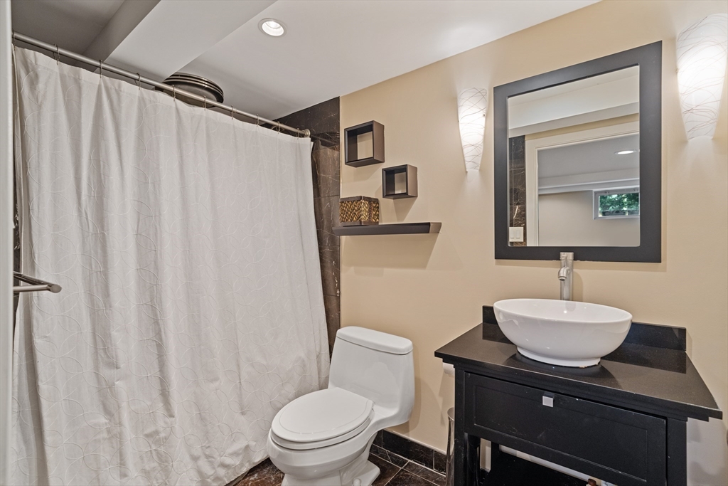 Dover, Massachusetts 02030, United States, 4 Bedrooms Bedrooms, ,4 BathroomsBathrooms,Residential,Pending,212433