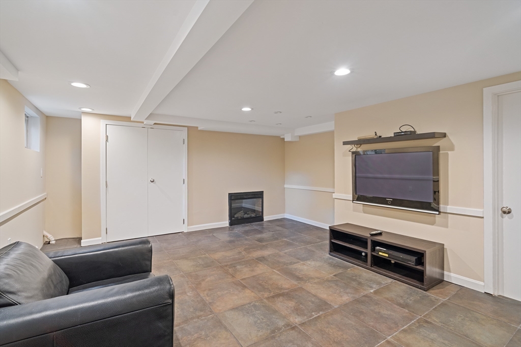 Dover, Massachusetts 02030, United States, 4 Bedrooms Bedrooms, ,4 BathroomsBathrooms,Residential,Pending,212433