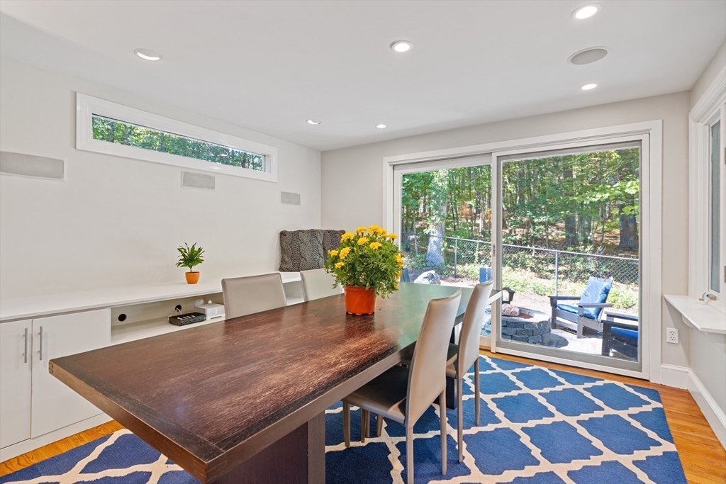 Dover, Massachusetts 02030, United States, 4 Bedrooms Bedrooms, ,4 BathroomsBathrooms,Residential,Pending,212433